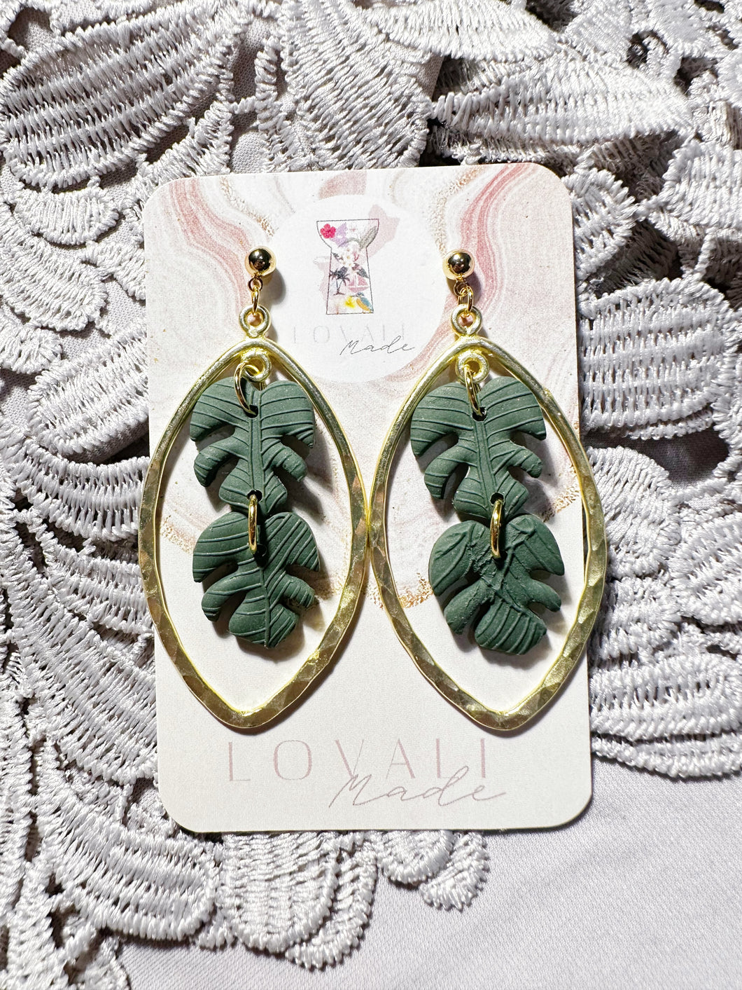 Dangkulu Monstera Leaf with Gold Slingstone Charm